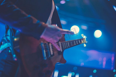 男性观众摄影照片_一位吉他手在音乐会上演奏和唱歌