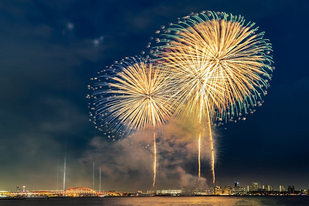 广州新年烟花摄影照片_在日本神户的夏季节日松枝里，美丽的烟花