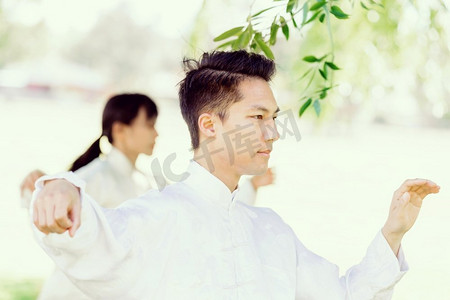 练太极拳的帅哥。夏天在公园练太极拳的帅哥