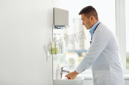 医疗保健、人和医学概念--医生在医疗诊所洗手。医生在诊所洗手池洗手