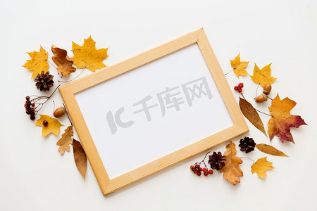 自然、季节和植物概念—秋天的水果和白板在白色背景的木框架。秋天的水果和相框或白板