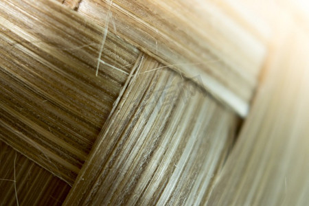 旧竹编织垫质地紧凑，单焦点。老竹编席子纹理特写单焦点照片