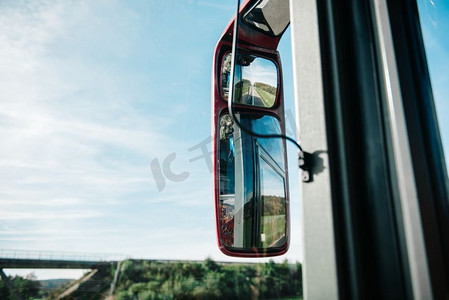 乘坐大巴摄影照片_乘坐欧洲道路的大巴上的后视镜