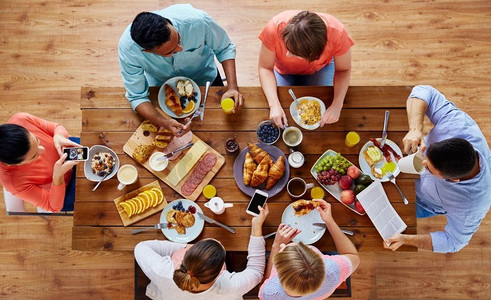 吃货手机海报摄影照片_智能手机、吃饭、餐桌、早餐