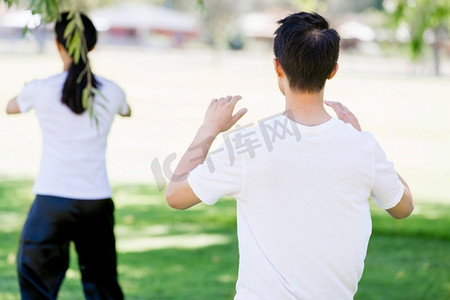 人们在公园里练太极拳。夏天人们在公园里练太极拳