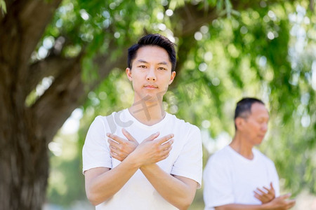 人们在公园里练太极拳。夏天人们在公园里练太极拳