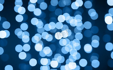 假日照明和背景概念—圣诞节花环与经典蓝色光bokeh.圣诞节背景与经典的蓝色光