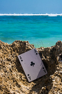 王牌俱乐部扑克牌海滩主题照片。王牌俱乐部扑克牌沙滩主题