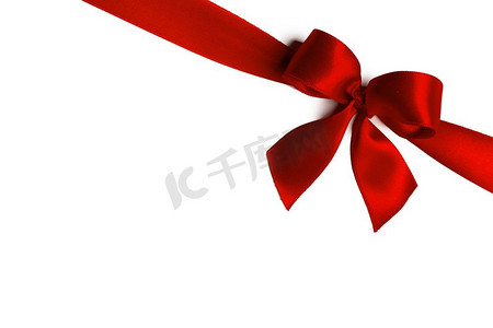 闪亮的红色缎带和蝴蝶结孤立在白色背景上。节日礼物的概念。闪亮的红色缎带蝴蝶结