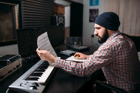 音响工程，音响制作人在录音棚中使用合成器工作。专业数字媒体技术