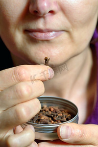 女人嚼干丁香香料清新口气