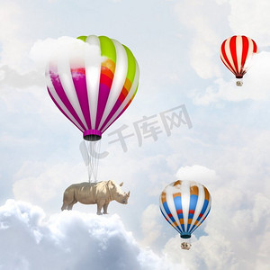 飞行犀牛犀牛飞行在天空高在五颜六色的浮空器