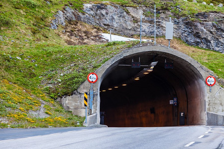 挪威斯堪的纳维亚山脉的隧道入口处。挪威山路上的隧道