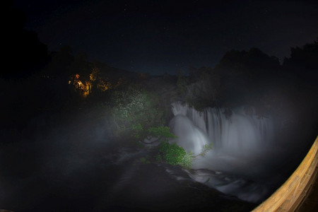 瀑布在黑夜的美丽的自然与水晶般清澈的水在野生河una在波斯尼亚和黑塞哥维那