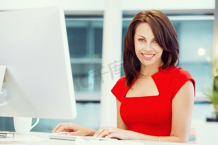 工作在计算机的现代女商人。现代成功的女商人