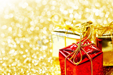 装饰红色和金色盒子与节日礼物在闪亮的闪光背景