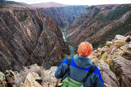 甘尼森摄影照片_美国科罗拉多州甘尼森黑峡谷花岗岩悬崖上的游客