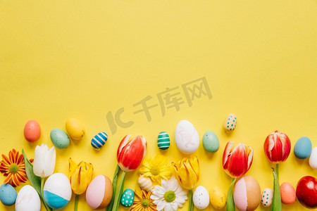 复活节照片摄影照片_颜色鲜艳的鸡蛋，花黄色。漂亮的照片。颜色鲜艳的鸡蛋，花黄色