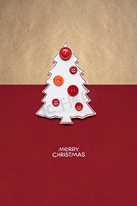 在红雪摄影照片_圣诞树创造性的概念照片由纸和钮扣制成在红棕色背景。