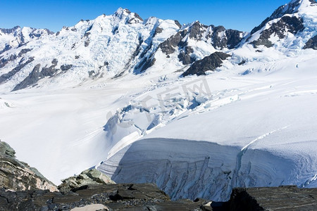 攀爬雪山摄影照片_雪山。白雪皑皑，蓝天晴朗的山景