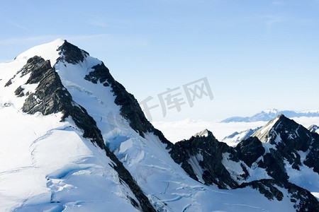 雪山。白雪皑皑，蓝天晴朗的山景