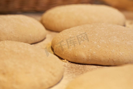 烘焙摄影照片_食物，烹饪和烘焙概念-面包店里酵母面团的特写。面包店酵母面团的特写
