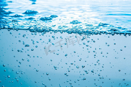 水中的许多气泡闭合，抽象的水波伴随着气泡