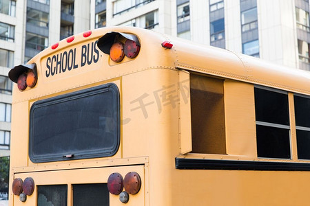 交通和车辆概念-美国城市街道上的校车特写。美国校车在城市街道上的特写