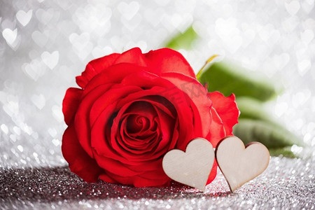 玫瑰和红心。玫瑰色和心形的银色发光的波克心形背景为情人节