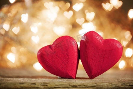 爱的两个红色木心象征在背景与美丽的bokeh党光，圣情人节庆祝活动红心象征爱