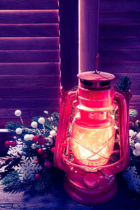 晚上户外的窗户上挂着煤油灯，装点圣诞。圣诞夜的煤油灯