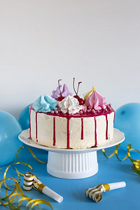 生日蛋糕蓝色桌子分辨率和高质量的美丽照片。生日蛋糕蓝色桌子高品质美丽的照片概念