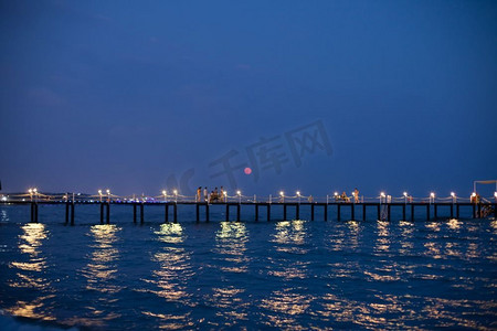 美丽浪漫的码头，在美丽的夏夜闪电。夜晚浪漫的码头