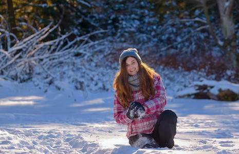十几岁的女孩在雪地里玩耍，向摄像机扔雪球