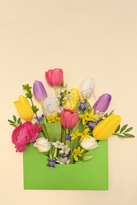 概念色彩缤纷的春天花卉和信封