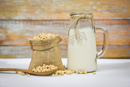 大豆和干大豆在白色碗/豆奶在玻璃罐健康饮食饮料和天然大豆蛋白