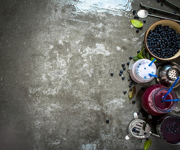 蓝莓配蓝莓冰沙和果汁在石桌上。蓝莓冰沙和果汁