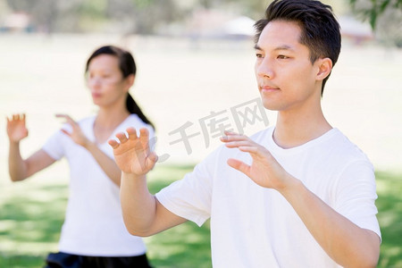 人们在公园里练太极拳。夏天人们在公园里练太极拳