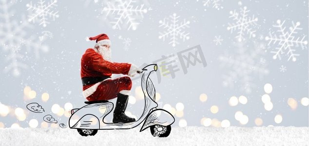 滑板车上的圣诞老人。圣诞节或新年骑滑板车的圣诞老人雪白的灰色背景