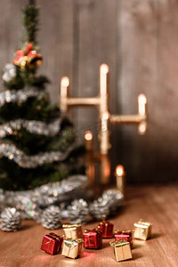 圣诞树上点缀着雨点，桌上放着一盏点亮的灯