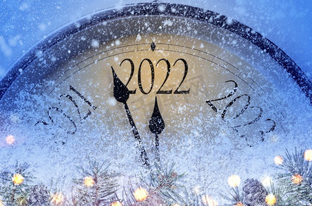午夜倒计时。复古风格的时钟在圣诞节或2022年新年前的最后时刻计时。2022年午夜倒计时