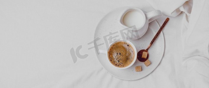 顶视图早晨咖啡与方糖复制空间。漂亮的照片。顶视图早晨咖啡与方糖复制空间