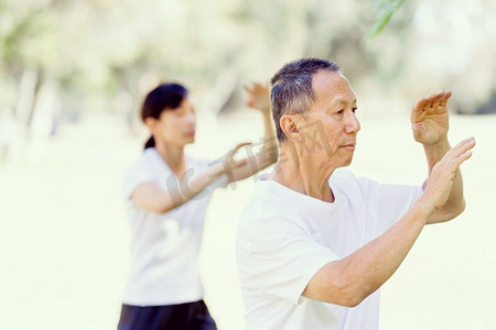 人们在公园里练太极拳。夏天人们在公园里练太极拳