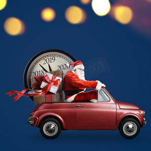 圣诞节倒计时到了。汽车上的圣诞老人在送新年礼物和蓝色背景的时钟。汽车上的圣诞老人倒计时