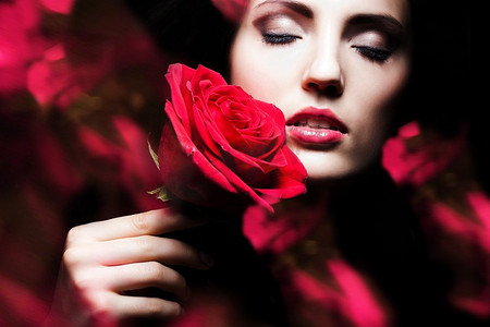 有吸引力的女人手里拿着玫瑰
