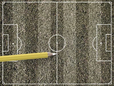 铅笔画圈摄影照片_橄榄球比赛足球绿野和铅笔画线