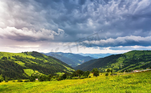 夏季山区风雨田园景观。降雨在山谷。戏剧性的天空背景。欧洲旅行，喀尔巴阡山脉，乌克兰。 