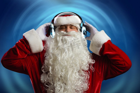 新年晚会。圣诞老人戴着耳机享受音乐