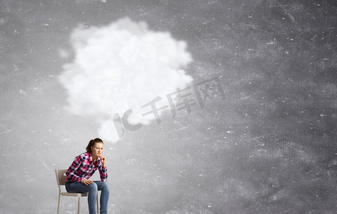 让我想想十几岁的女孩坐在椅子上和云泡在她的头上