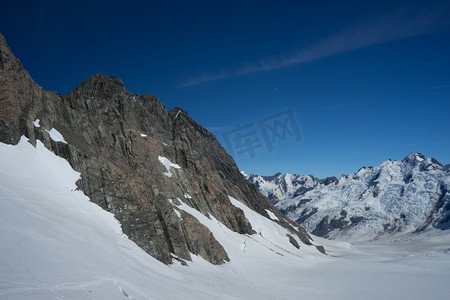 雪山。白雪皑皑，蓝天晴朗的山景